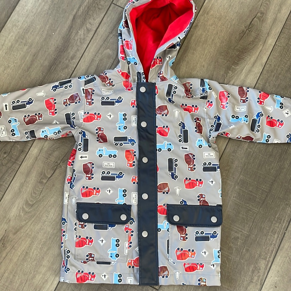Pre owned condition kids lined Kitestrings construction rain jacket. Size 4